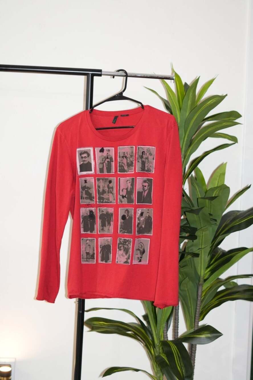 Stile Benetton Women's Red Long Sleeve Graphic Photo Print T-Shirt